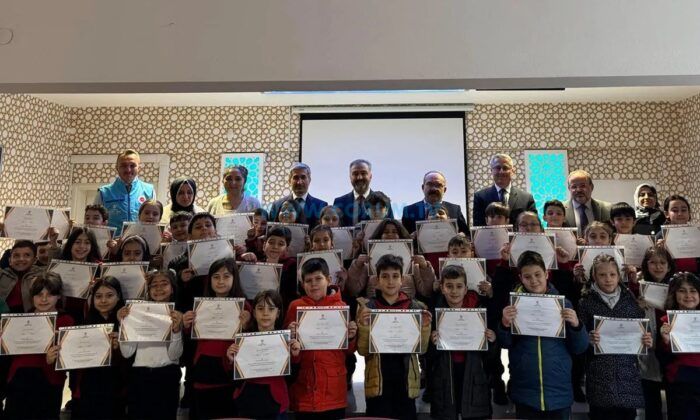 Minikler, Harçlıklarını Depremzedelere Bağışladı