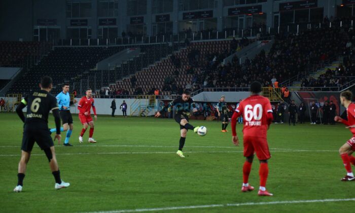 Eren Ligde de İkiledi!