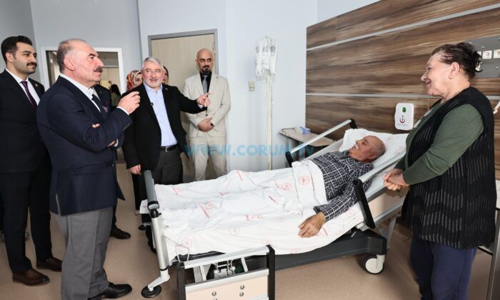 Hastanede Hasta ve Sağlık Çalışanlarıyla Bayramlaştılar