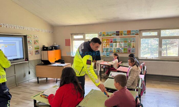 Jandarma Miniklere Trafik Eğitimi Veriyor