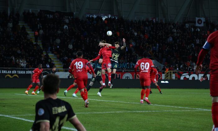 Rakip Çok Kaçırdı, Çorum FK Zoru Başardı