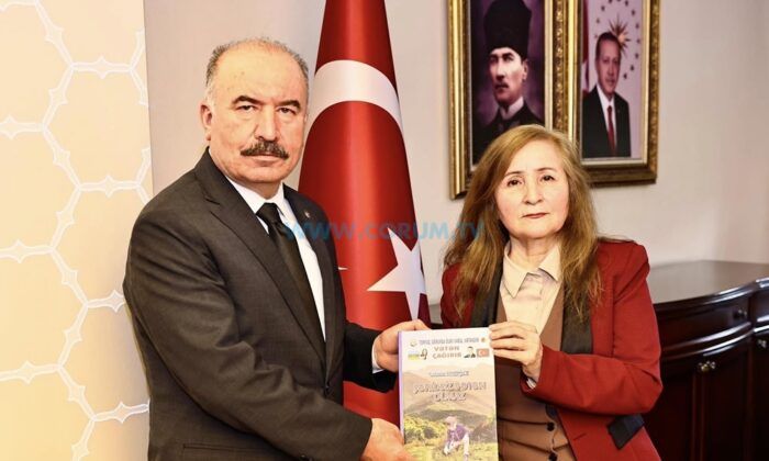 Vali Çalgan’a Kitap Hediyesi