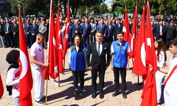 Atatürk Anıtı’na Saygı Çelengi