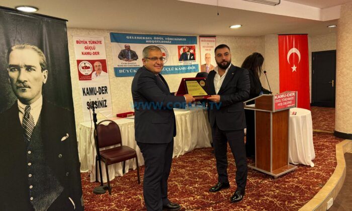 Başkan Ünlü’ye ‘Yılın İlçe Başkanı Ödülü’ Verildi