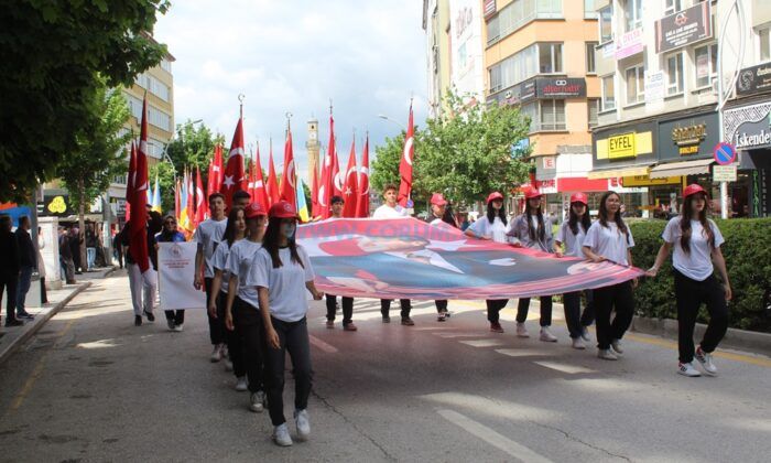 Gençler Önce Yürüdü, Sonra Ata’ya Çelenk Bıraktı