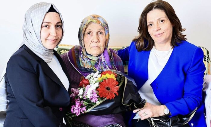 Şehit Öğretmenin Annesini Unutmadılar