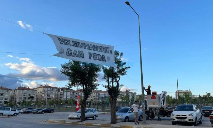 Leman Dergisi’ne Pankartlı Tepki