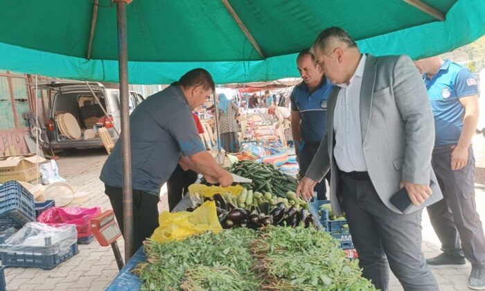 Ünlü, Pazar Esnafı ve Vatandaşlarla Buluştu