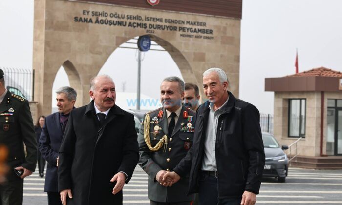 Azerbaycan Heyetinden Şehitlik Ziyareti