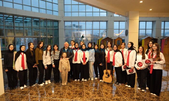 Gençler Hazırladı, Açılışı Protokol Yaptı