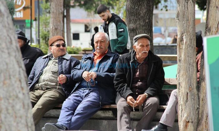 Ak Parti’den Bayram İkramiyesine Zam Bekleyen Emeklileri Üzen Açıklama