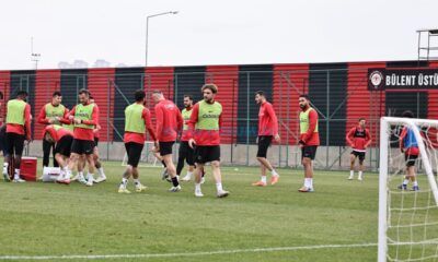 Kırmızı-Siyahlılarda İzin Uzadı