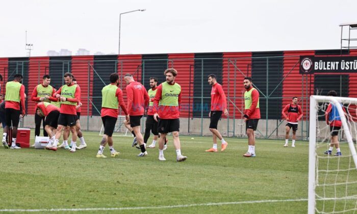 Kırmızı-Siyahlılarda İzin Uzadı