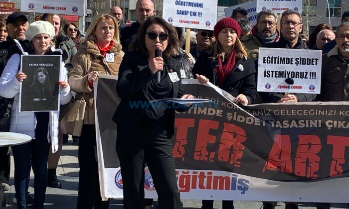 Öldürülen Öğretmen İçin Meydanda Toplandılar