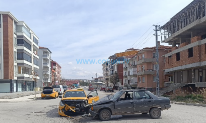 Taksi Kaza Yaptı