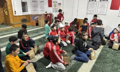 Teravih Çıkışı Minikleri Bekleyen Tatlı Sürpriz