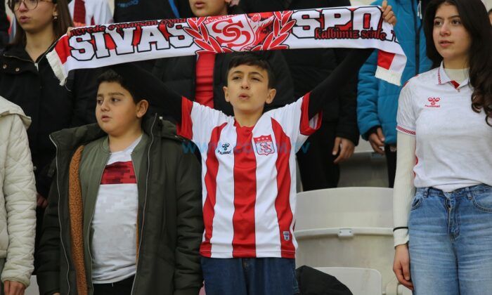 Deplasman Tribünü Doluyor Mu?