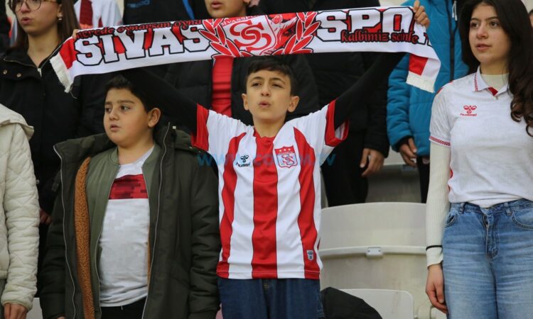 Deplasman Tribünü Doluyor Mu?