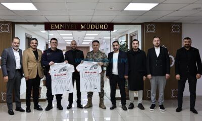 Kırmızı-Siyahlılardan İki Ziyaret