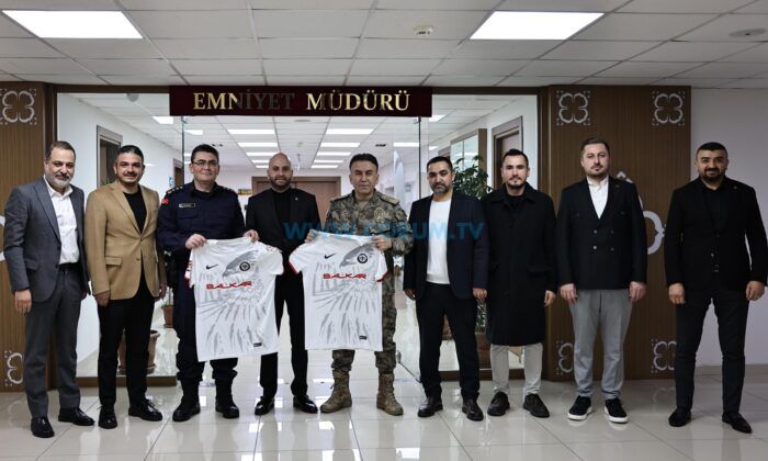 Kırmızı-Siyahlılardan İki Ziyaret