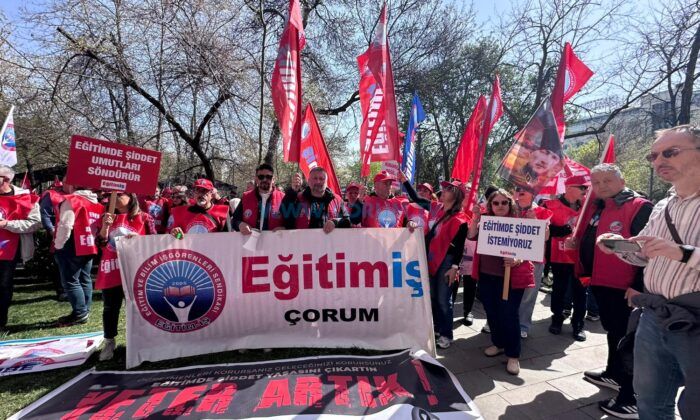 Okul Saldırılarına Bakanlık Önünde Tepki Gösterdiler