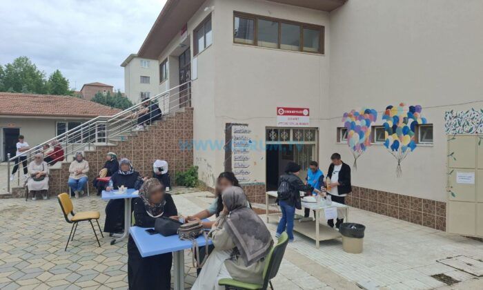 Müftülük Okul Önlerinde Ailelere Destek Oldu