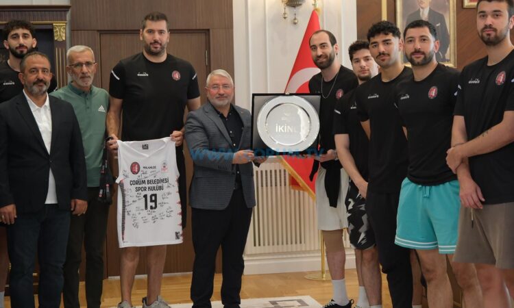 Şampiyon Basketçilerden Belediyeye Ziyaret