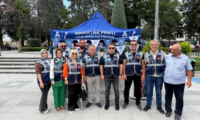Anahtar Parti’den Aşure İkramı