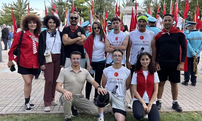 ‘Zafer’ İçin 30,8 Kilometre Koştular