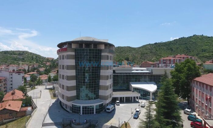 İskilip’te Hastanenin Acil Servis Girişi Trafiğe Kapatılıyor