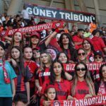 Kırmızı Kanatlar Tribünleri Renklendirdi
