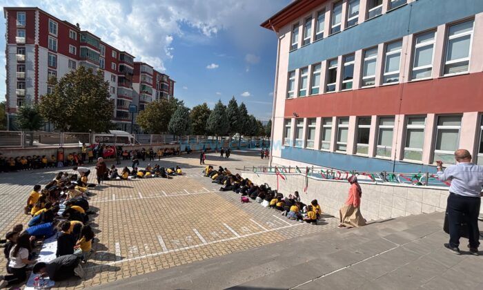 Minik Yürekler Filistinli Kardeşleri İçin Attı