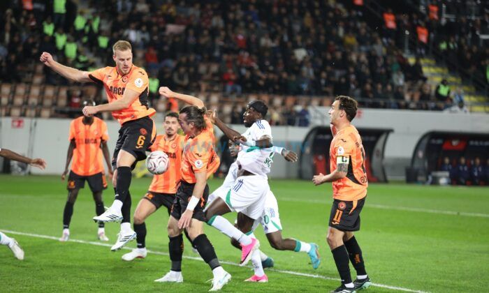 Smolcic Zirveyi Zorluyor